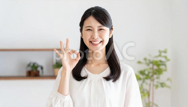 笑顔でOKサインをする女性のポートレート 人物,女性,若いの写真素材