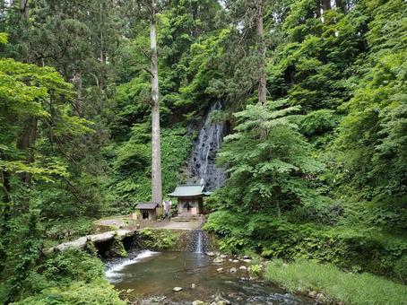 山の奥の神社と滝 山の奥の神社と滝 滝,神社,池の写真素材