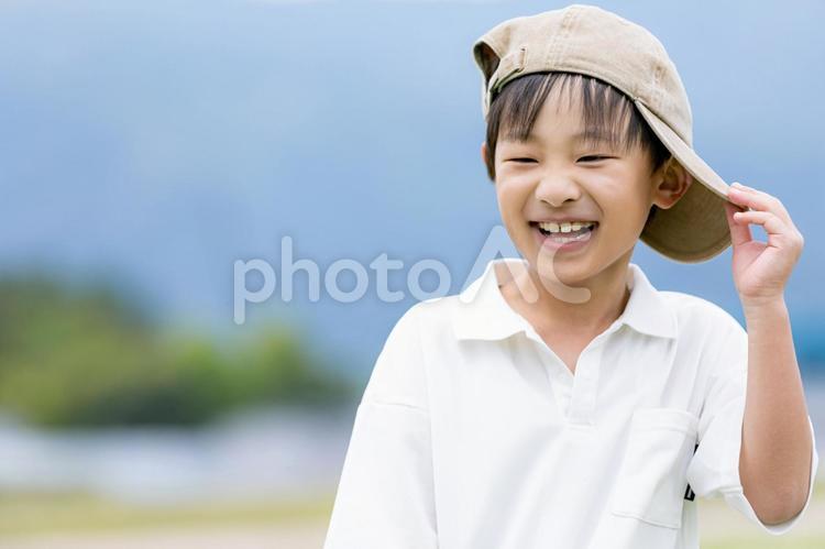 キャップをかぶった笑顔の男の子 男の子,笑顔,帽子の写真素材