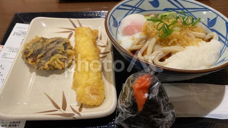 釜うどんと天ぷらとおにぎり 釜うどん,天ぷら,おにぎりの写真素材