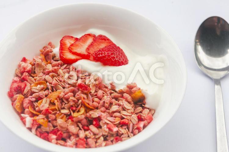 いちごの入ったグラノーラヨーグルトとスプーンのアップ グラノーラ,シリアル,いちごの写真素材