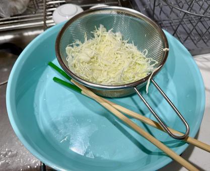 キャベツの千切りを水切りする キャベツ,千切り,ざるの写真素材