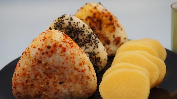 ふりかけおにぎり＆沢庵・家庭料理（接写） ふりかけ,おにぎり,すき焼きふりかけの写真素材