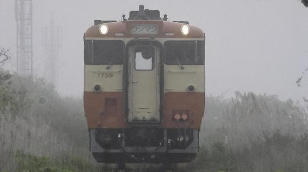 朝霧の中を行くキハ40-1759 朝霧の中を行くキハ40-1759の写真