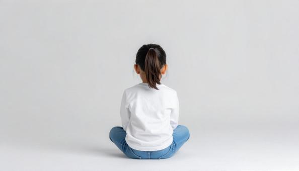 子供の後ろ姿 座っている 子供の後ろ姿 座っているの写真