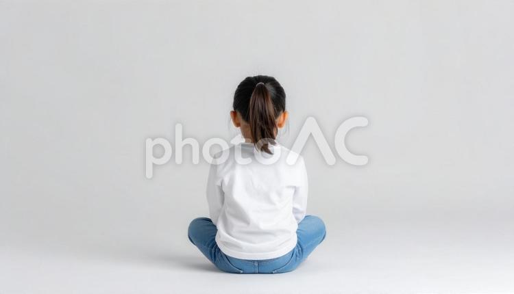子供の後ろ姿　座っている 子供,座る,後ろ姿の写真素材