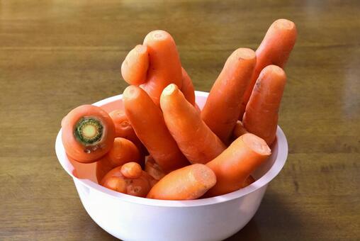 ボールに入ったニンジン ボール,ニンジン,緑黄力野菜の写真素材