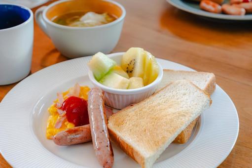 トーストと卵の洋朝食 トーストと卵の洋朝食の写真