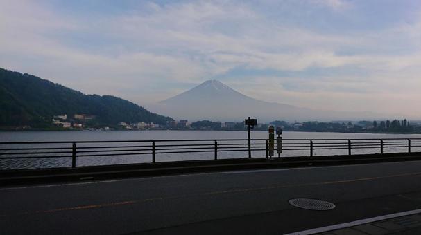 雲に浮かぶ富士の写真