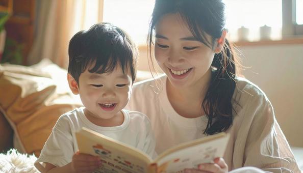 絵本を読む母親の写真