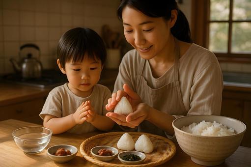 親子の三角おにぎり 親子の三角おにぎりの写真