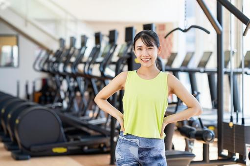 ジムでトレーニングする若い女性 ジム,フィットネス,女性の写真素材