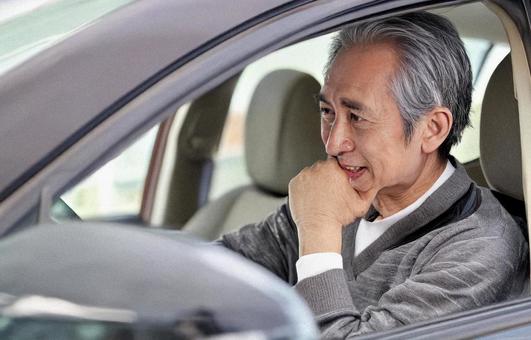 生成AI 車の運転に不安のあるお爺さん 生成AI 車の運転に不安のあるお爺さんの写真
