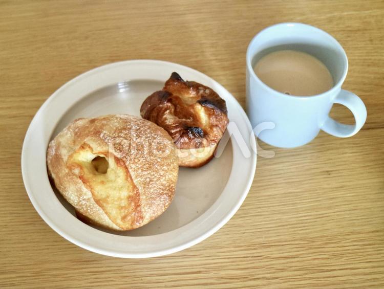 白い皿に乗ったパンとカフェオレ パン,パン屋,ベーカリーの写真素材