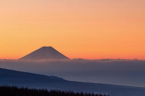 朝焼け空と富士山と雲海 富士山,朝焼け,雲海の写真素材