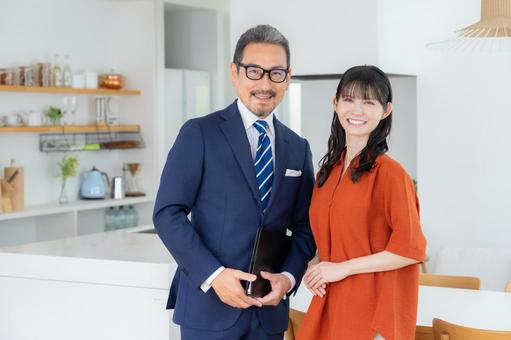 ミドル女性と商談をするセールスマン ミドル女性と商談をするセールスマン セールスマン,ビジネスマン,不動産の写真素材