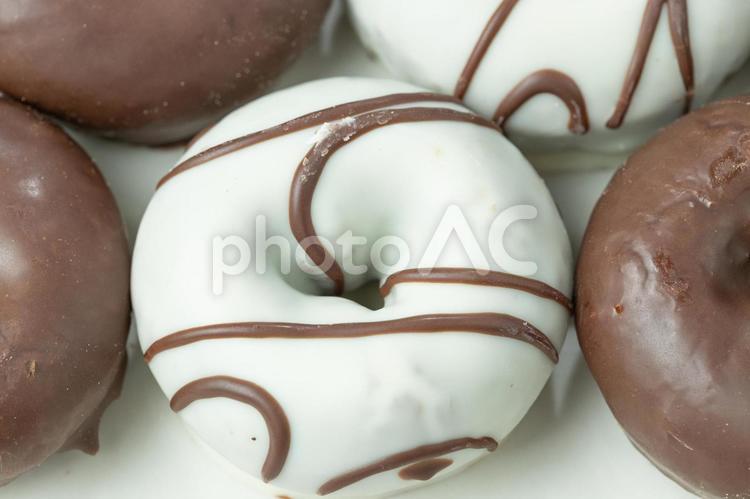 ホワイトチョコレートとチョコレートでコーティングされたドーナツ ドーナツ,背景,食べ物の写真素材