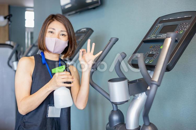 スポーツジムをアルコール消毒する女性 消毒,除菌,アルコール消毒の写真素材