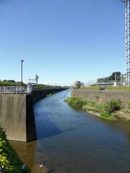 横浜市栄区・柏尾川と水路の合流点 川,河川,水の写真素材
