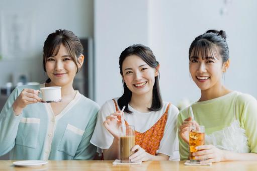 カフェで女子会をする若い女性 カフェで女子会をする若い女性の写真