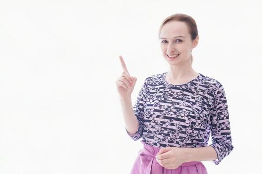 ポイントを指差す私服を着た若い女性 ポイントを指差す私服を着た若い女性 国際交流,ビザ,注意の写真素材