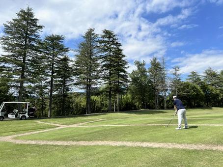 ティーショットを打つ男性ゴルファー 武蔵の杜カントリークラブ,ゴルフ場,ゴルフの写真素材