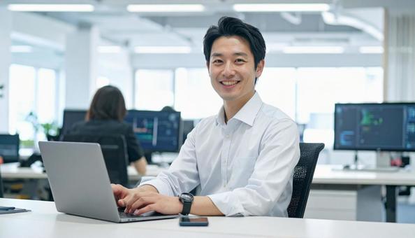 オフィスで働く日本人システムエンジニア オフィスで働く日本人システムエンジニアの写真