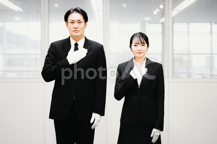白手袋をつけた礼服姿の男女（冠婚葬祭） 葬祭ディレクター,鑑定士,質屋の写真素材