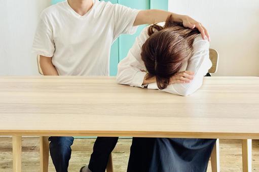 落ち込む女性を励ます男性 落ち込む女性を励ます男性の写真