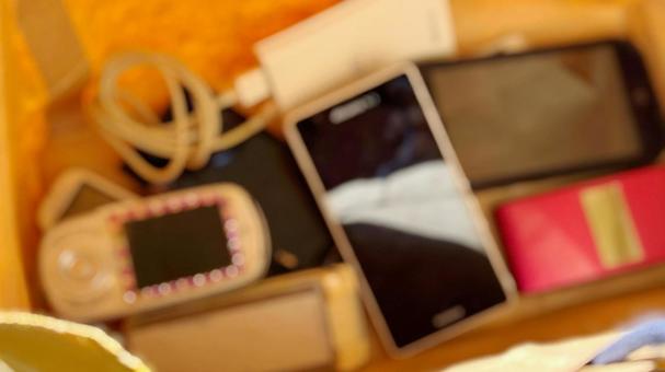 紙袋に入ったスマホ携帯電話ボカシイメージ スマートフォン,スマホ,携帯電話の写真素材