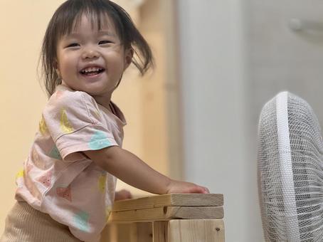 扇風機で遊ぶ笑顔な子供のイメージ 扇風機で遊ぶ笑顔な子供のイメージ 笑顔,扇風機,遊ぶの写真素材