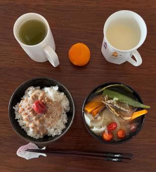 ご飯に納豆とかつお梅などの夕食 ご飯に納豆とかつお梅などの夕食 朝食,朝ご飯,あきたこまちの写真素材
