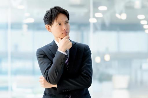 考えごとをする男性ビジネスマン 男性,考える,悩むの写真素材