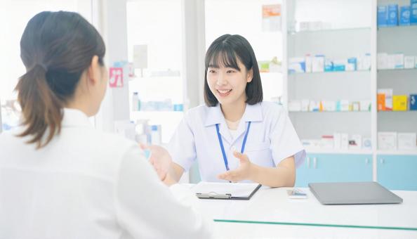 笑顔で働く薬剤師 笑顔で働く薬剤師の写真