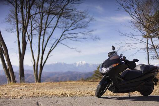 秋の北アルプスとバイクのある風景 北アルプス,バイク,スクーターの写真素材