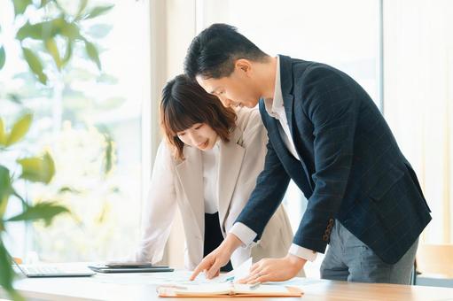 ミーティングをする男女2人のビジネスマン ミーティングをする男女2人のビジネスマン 男性,女性,男女の写真素材