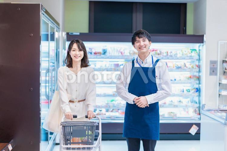 スーパーの店員と主婦 新商品,主婦,韓国人の写真素材