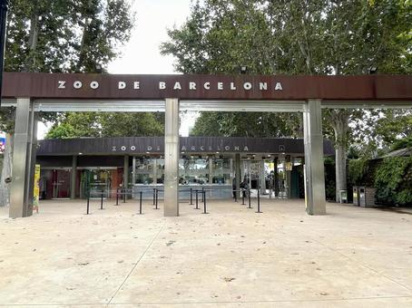 バルセロナ動物園入口 バルセロナ動物園入口 バルセロナ,スペイン,バルセロネータの写真素材