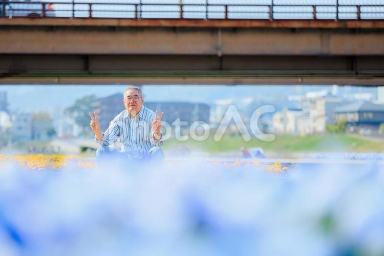 シニア男性　屋外 シニア,高齢者,屋外の写真素材