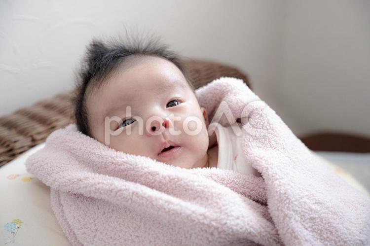 くるまれた赤ちゃん(その４７) 赤ちゃん,家族,日本人の写真素材