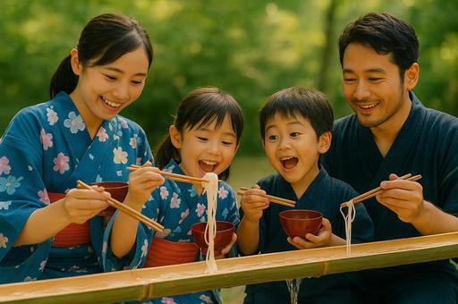 浴衣姿の家族が流しそうめんを楽しむ夏 浴衣姿の家族が流しそうめんを楽しむ夏の写真