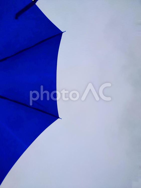 雨降りと青い傘 雨,傘,パラソルの写真素材