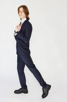 歩くポーズのスーツの男性 男性,外国人,欧米人の写真素材
