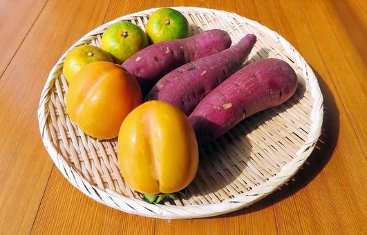 秋の味覚/柿・サツマイモ・ミカン 秋の味覚,柿,さつま芋の写真素材