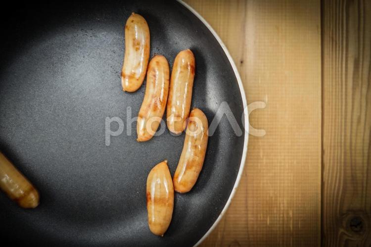 焼いたソーセージを盛り付け ソーセージ,白い皿,盛り付けの写真素材