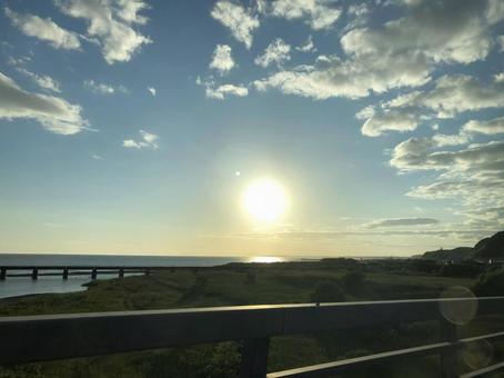 海に日が沈むの写真