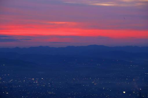 函館山から眺める美しい朝焼けの函館市街 函館山から眺める美しい朝焼けの函館市街 函館,市街,朝焼けの写真素材