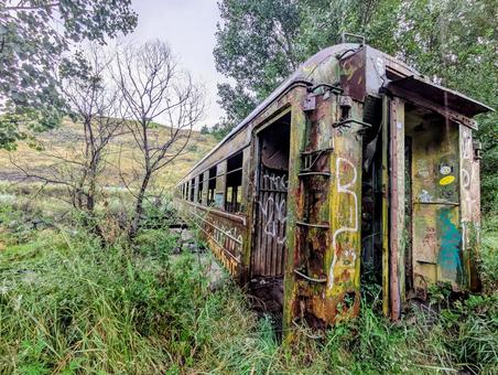 川の上の廃墟列車の写真