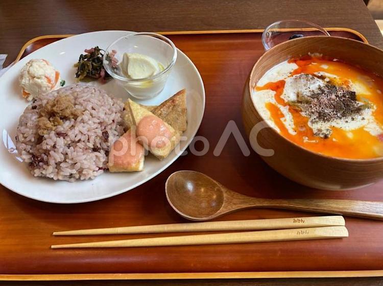 豆腐やがんもどきのヘルシーな定食 うつわ,おちゃわん,おぼんの写真素材