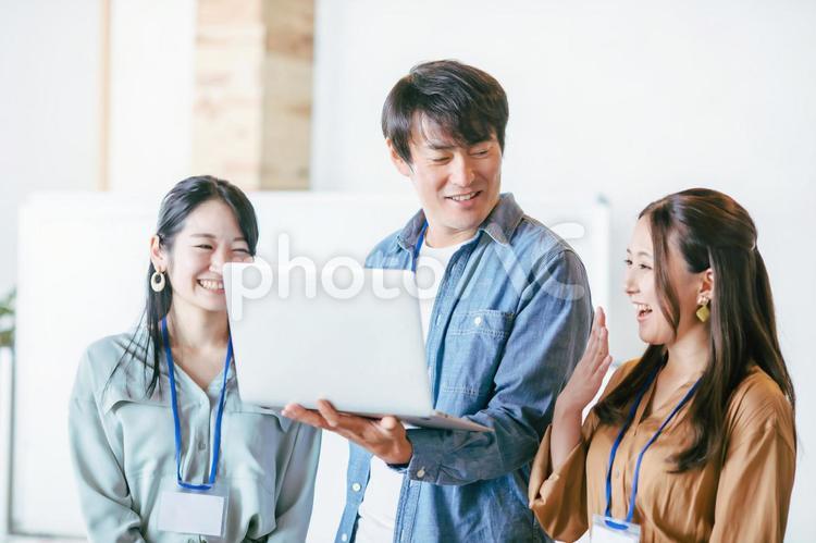 ノートパソコンをみる男女の会社員 システムエンジニア,ビジネス,企画の写真素材